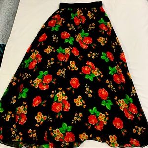 🌹Gorgeous full length floral sheer overlay skirt